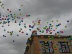 Сотни разноцветных шариков полетели в небо